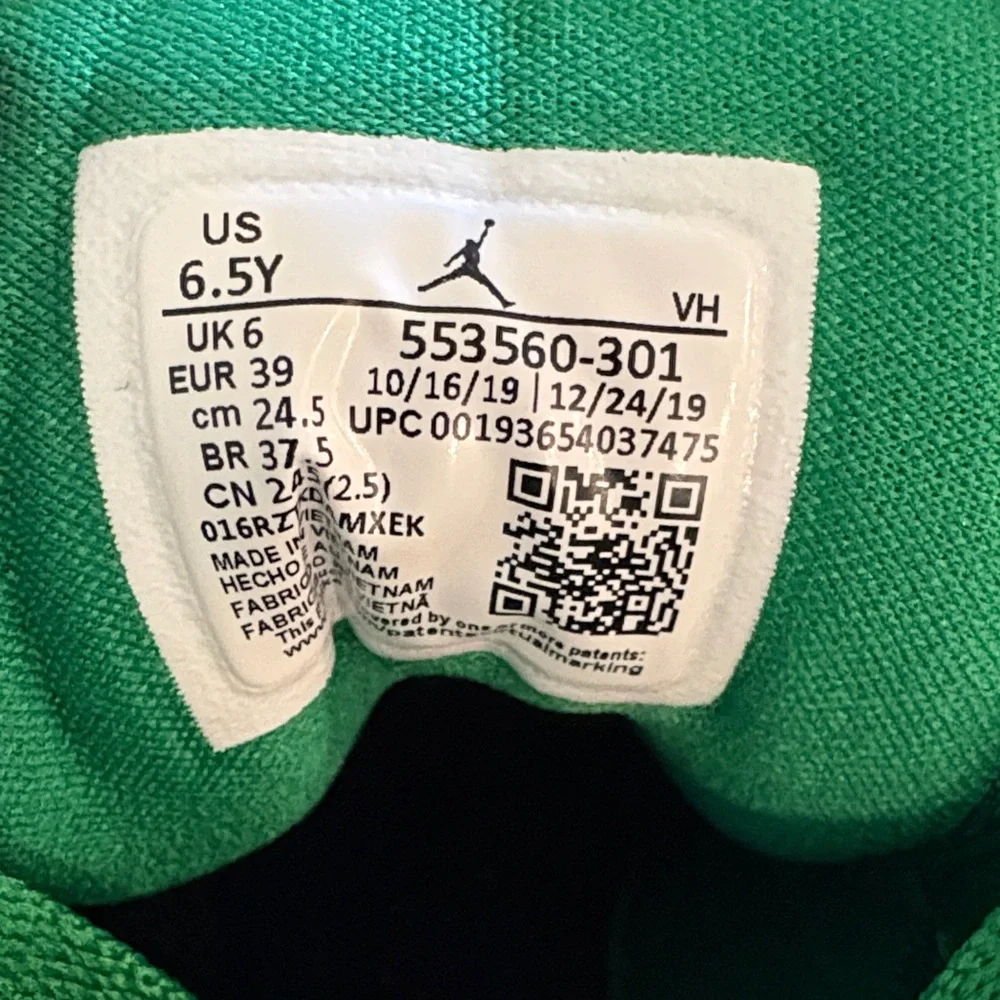 Nike Low-Top Sneakers — Green / White / Black